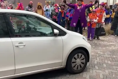 auto belandt in de optocht in centrum van eindhoven