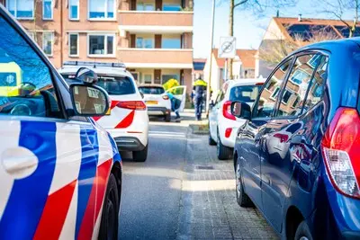 de bestuurder raakte onwel en botste tegen twee geparkeerde auto s