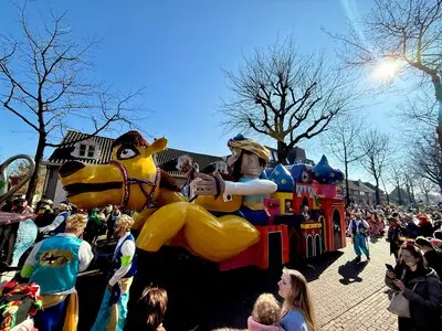 de optocht in nuenen sommigen zoeken het hogerop anderen maken er een sprookje van onder een strak blauwe lucht wordt het een groot feest
