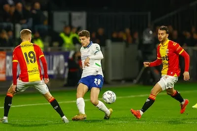 deventer stadium de adelaarshorst 01 03 2025 season 2024 2025 dutch eredivisie psv player guus til and go ahead eagles player enric llansana during the match go ahead eagles psv