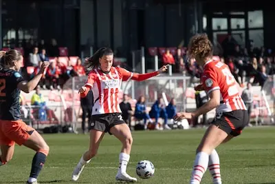 ed20250224 0731 eindhoven psv vrouwen fc utrecht met nr 27 van psv riola xhemaili in actie