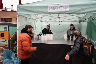 ed20250227 0981 eindhoven innamepunt voor statiegeldbekers waar mensen die geen carnaval vieren en de bekers verzamelen een centje bijverdienen