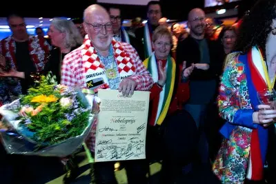 ed20250228 1091 helmond uitreiking nobelsprijs aan paardenman martien smits uitreiking is tijdens de keijologische hogeskool van de keiebijters smits heeft 50 jaar de paarden van de bavariakar gemend