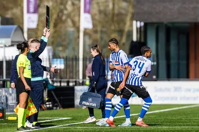 eindhoven 23 02 2025 jan louwers stadium keuken kampioen divisie kkd season 2024 2025 fc eindhoven jong utrecht player substitution eindhoven player tyrese simons for eindhoven player terrence douglas