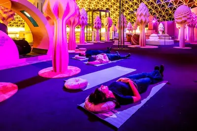 in de expositie digital wellness center in het next nature museum kunnen bezoekers deelnemen aan behandelingen waaronder een meditatiesessie waarbij de ademhaling centraal staat