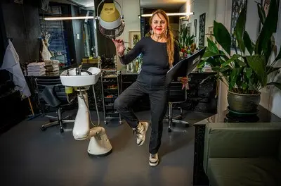 interview met kapster wilma ze beoefend ook tai chi en is dichter foto frank de roo