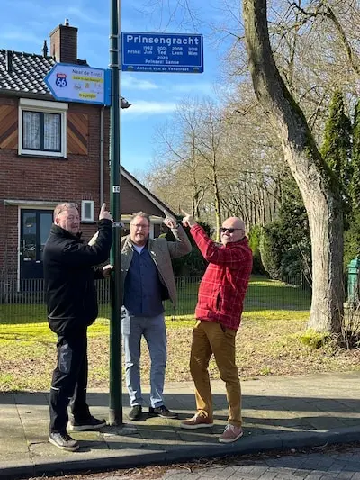 jos holscher jeroen hensen en ad van de ven vlnr van buurtvereniging gehurterbij in de tot prinsengracht omgedoopte antoon van de venstraat het route 66 bordje wijst inwoners de weg naar de feesttent