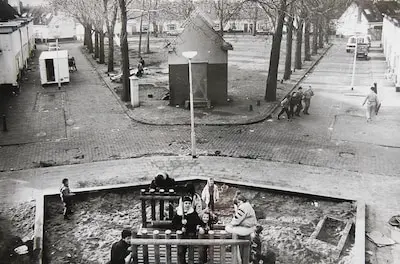 nieuwe raadplaat 22 2 2025 rotterdam het oude witte dorp in 1979 spelende kinderen foto ad rotterdams dagblad rn jaap rozema