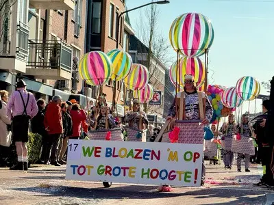 ook in striepersgat wordt met volle teugen genoten van het perfecte carnavalsweer en ook hier vergaapt het massaal aanwezige publiek zich aan de creaties die voorbij trekken