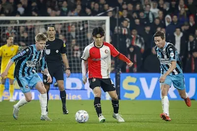 rotterdam voetbal 4 inbeom hwang tussen links 10 kristian hlynsson en rechts 8 carel eiting tijdens de wedstrijd feyenoord sparta in het feyenoord stadion de kuip foto carla vos cor vos 2025
