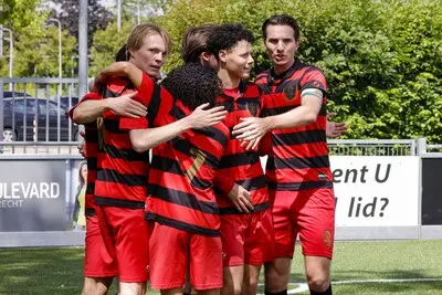 serie afgekocht adr ar20240607 0010 h i ambacht voetbal 10 wouter van der loo links scoorde de 0 1 vreugde rechts 11 timothy zeller en 8 yannick koevermans tijdens de wedstrijd wnc voc nacompetitie foto carla vos cor vos 2024