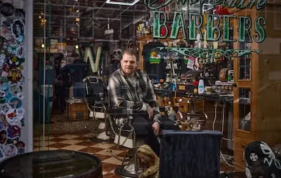 serie afgekocht adr nederland rotterdam 24 02 2025 portret van mitchel is net geknipt bij incredible barbers voor rotterdammers foto jan de groen