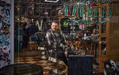 serie afgekocht adr nederland rotterdam 24 02 2025 portret van mitchel is net geknipt bij incredible barbers voor rotterdammers foto jan de groen