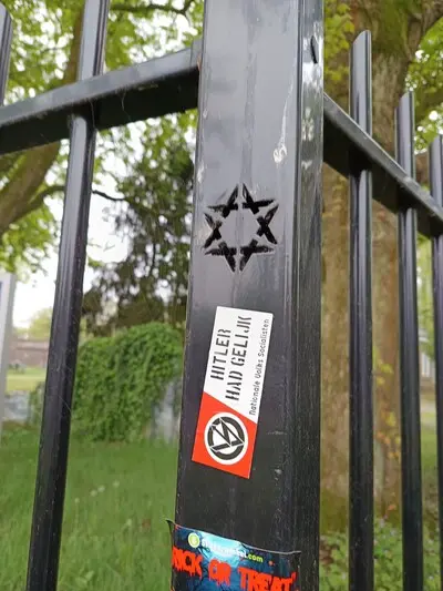 aan het hek van de joodse begraafplaats in eindhoven hebben onbekenden een anti joodse sticker geplakt