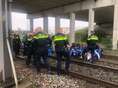 activisten van geef tegengas blokkeren de goederenspoorlijn bij shell pernis