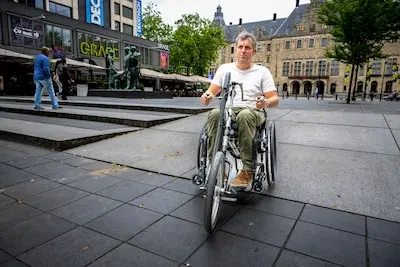 adr serie afgekocht roel markus zit in een rolstoel hij heeft problemen om rond te komen door de stad hier op het stadhuisplein op een speciale helling foto frank de roo