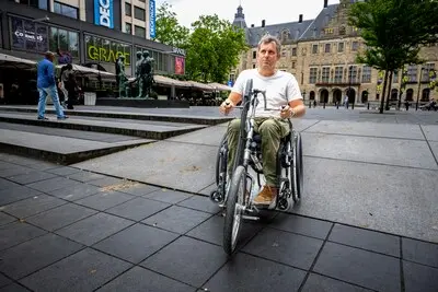 adr serie afgekocht roel markus zit in een rolstoel hij heeft problemen om rond te komen door de stad hier op het stadhuisplein op een speciale helling foto frank de roo