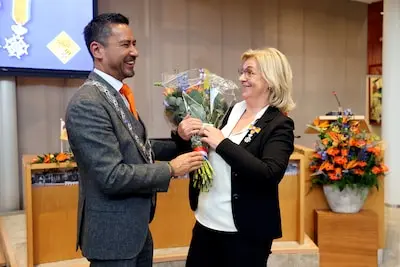 ar20250423 1417 uitreiken koninklijke onderscheidingen schiedam stadskantoor onderscheiding voor mieke wigmans tijdens lintjesregen
