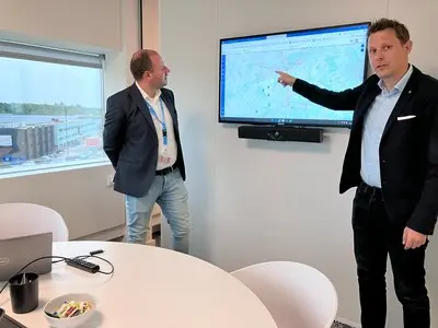 bas van asperdt links en maurits de beer rechts van het regionaal informatie centrum op eindhoven airport