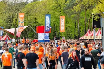 best koningsdag supersized kingsday op aqua best is erg druk voor de diverse podias gaan mensen helemaal los op de muziek