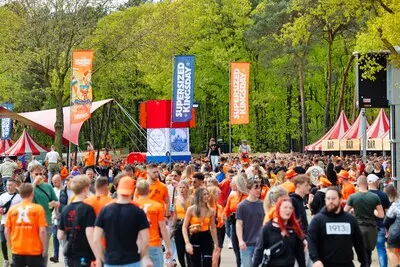 best koningsdag supersized kingsday op aqua best is erg druk voor de diverse podias gaan mensen helemaal los op de muziek