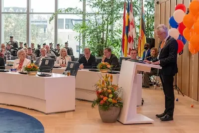 burgemeester theo weterings spreekt de gedecoreerden van tilburg toe