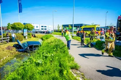 de auto kwam in een sloot tot stilstand
