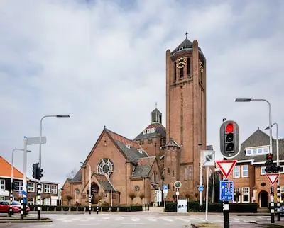 de broekhovense kerk ofwel olv moeder van goede raad is een rijksmonument uit 1913 van de tilburgse architect jan van der valk een opdracht bd