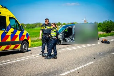 de n231 bij aarlanderveen is volledig dicht na een flinke botsing tussen een busje en een lijnbus de ravage is groot