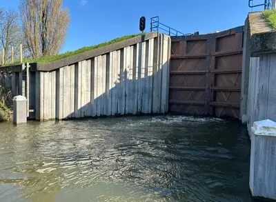 de nieuwe sluisdeuren in de snelle sluis bij moordrecht