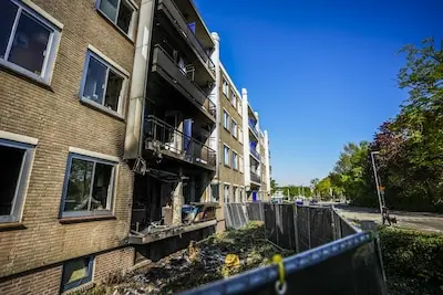 de politie doet sporenonderzoek bij de zwaar beschadigde flat aan de offenbachlaan