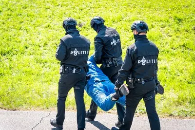 de politie heeft de demonstranten van het spoor getild