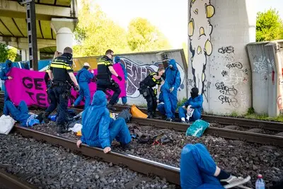 de politie is aanwezig bij de demonstratie en heeft meerdere activisten afgevoerd