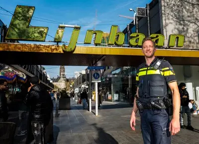 de wijkagent van de lijnbaan foto hans tak fotobureau de roo
