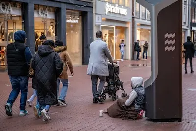 ed20231101 0005 eindhoven zogenaamde bedelbendes zijn weer terug in eindhoven en om ze weer weg te krijgen wil burgemeester jeroen dijsselbloem het bedelverbod herinvoeren dat twee jaar geleden is afgeschaft een opdracht ed