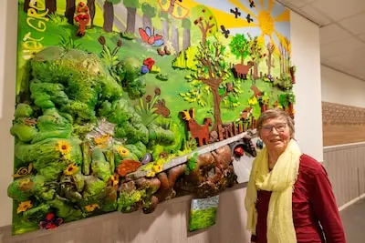 ed20250409 0329 best het kunstwerk hangt in het tejaterke annelies is bezig met de herinneringsdag over de natuurbrug