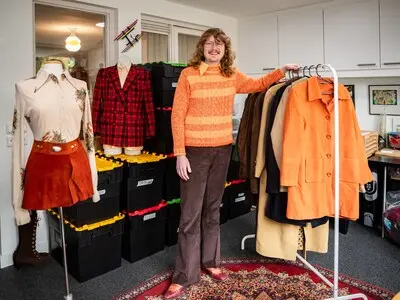 ed20250415 0841 eindhoven jacco rubenkamp is een opvallende verschijning het volt raadslid is steevast gehuld in kleding uit de jaren 60 en 70 en heeft nu ook een webshop met specifiek die kleding geopend