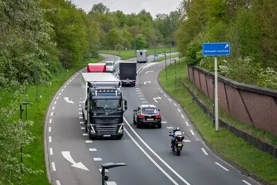 ed20250423 1424 helmond drukte op de n279 vanaf viaduct op de bakelsedijk