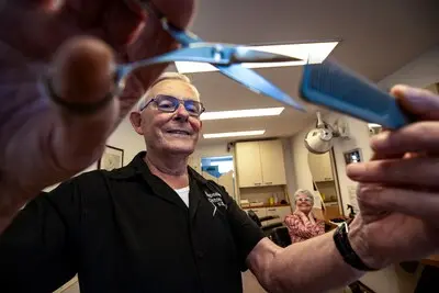 ed20250425 1602 nuenen anton van den berg stopt na 65 jaar met het kappersvak