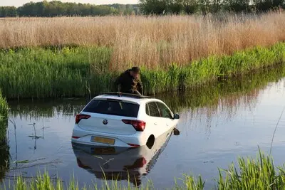 een automobilist is vanavond te water geraakt in een sloot langs de breeweg in schipluiden de bestuurder kon zichzelf in veiligheid te brengen door op het dak te klimmen