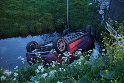 een automobiliste is vanavond te water geraakt langs de gaagweg in schipluiden de vrouw kon zichzelf in veiligheid brengen en raakte niet ernstig gewond eerder op de avond raakte een andere automobilist te water in schipluiden