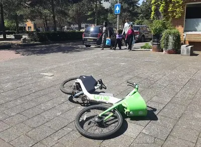 een fiets van lime op de grond in de h a maaskantstraat rotterdam