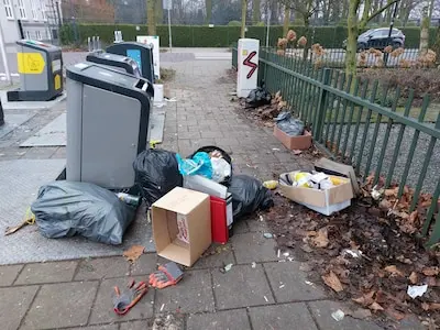 een hardnekkige bijzet plek op de hoek van de klipperstraat en sint trudostraat in strijp