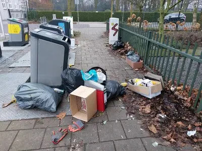 een hardnekkige bijzet plek op de hoek van de klipperstraat en sint trudostraat in strijp