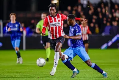 eindhoven 27 01 2025 psv campus de herdgang football keukenkampioen divisie season 2024 2025 jong psv player dantaye gilbert and vvv player sylian mokono during the match jong psv vvv