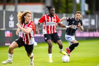 eindhoven 28 04 2025 de herdgang dutch keukenkampioendivisie football season 2024 2025 jong psv fc eindhoven fc eindhoven player joey sleegers chases jong psv player johan bakayoko left jong psv player eus waayers