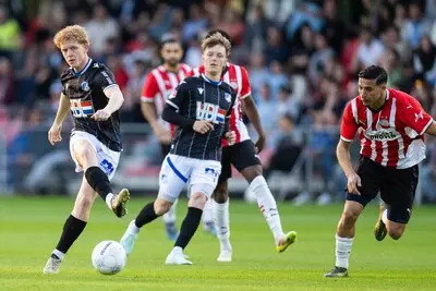 eindhoven 28 04 2025 de herdgang dutch keukenkampioendivisie football season 2024 2025 jong psv fc eindhoven fc eindhoven player sven simons jong psv player couhaib driouech and in the middle fc eindhoven player sven blummel