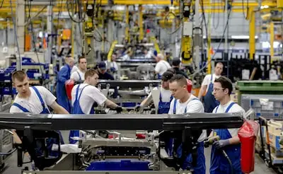 eindhoven werknemers assembleren vrachtwagenonderdelen in de werkplaats van auto en vrachtautofabrikant daf trucks in eindhoven anp xtra sander koning