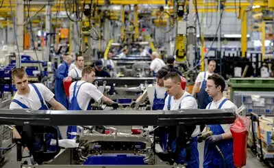 eindhoven werknemers assembleren vrachtwagenonderdelen in de werkplaats van auto en vrachtautofabrikant daf trucks in eindhoven anp xtra sander koning