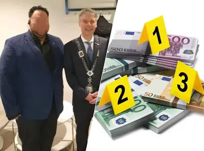eindhovenaar yahya h poseert naast toenmalig burgemeester hans gilissen van venray op diens afscheid eind 2019 daar verzorgde het bedrijf van h de beveiliging illustratie witwassen